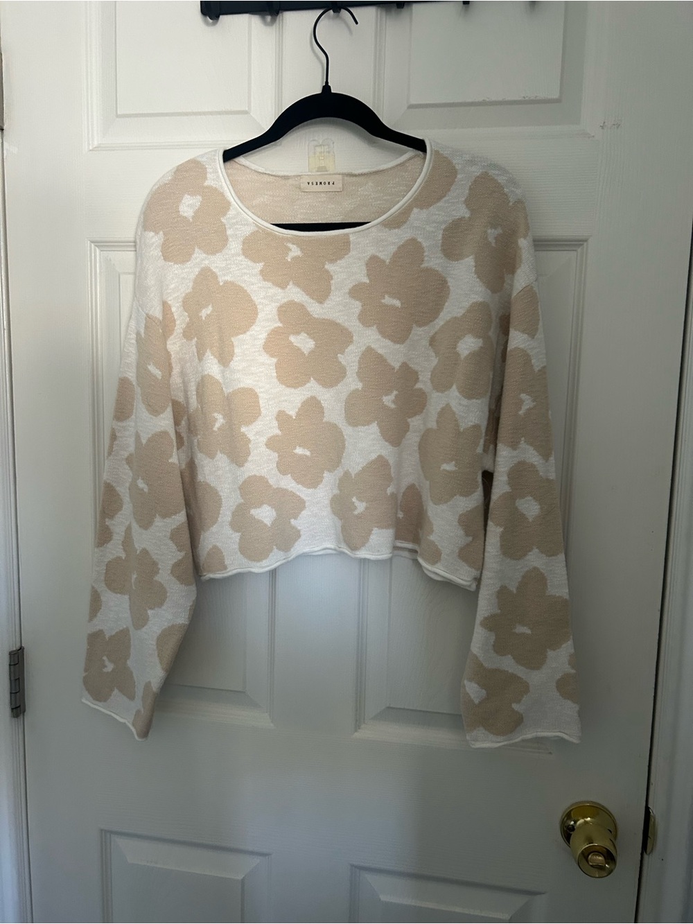 Promesa Floral Cropped Knit Sweater in Beige and White
